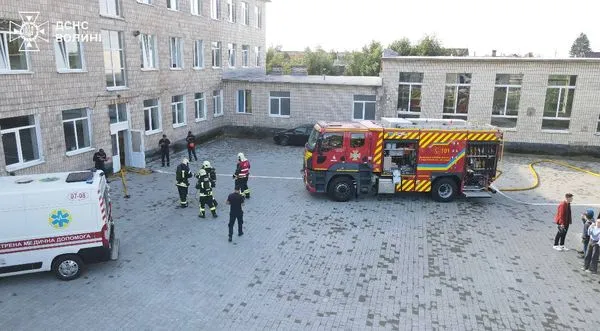 У закладі освіти в Ковелі працювали пожежники і медики: що сталося (фото)
