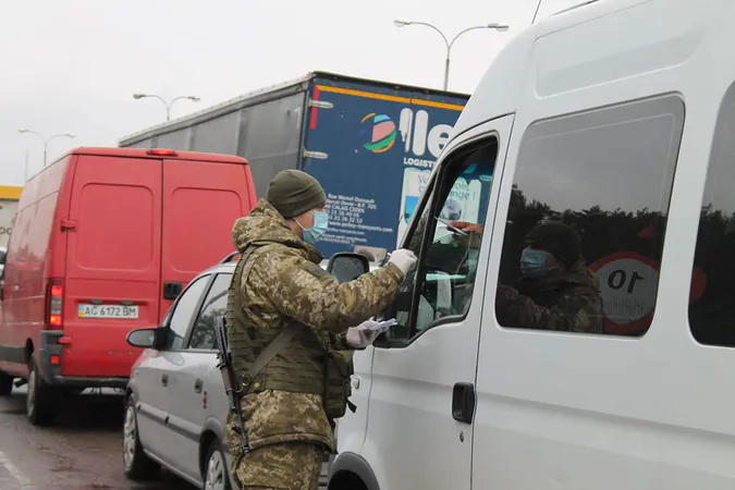 Луцьким прикордонникам передали спеціальні маски та халати (фото)