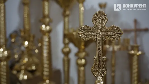 «Золоті» ризи, ладан і кадило, або Скільки в Луцьку коштує одягнути батюшку