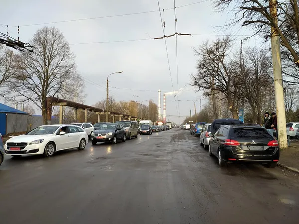 У Луцьку – кілометрові затори: люди їдуть на авторинок (фото)
