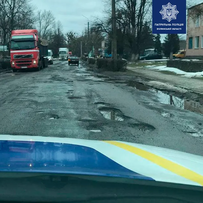Волинські патрульні шукають і фіксують ями й вибоїни на дорогах (фото)