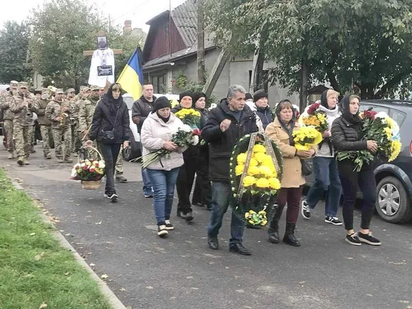 За місяць родина втратила на війні двох синів: у Володимирі попрощалися з полеглим воїном Русланом Барщевським (фото)
