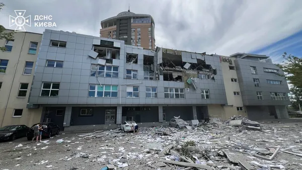 Повторний обстріл Києва: уламки впали на медцентр, є загиблі і поранені (фото)