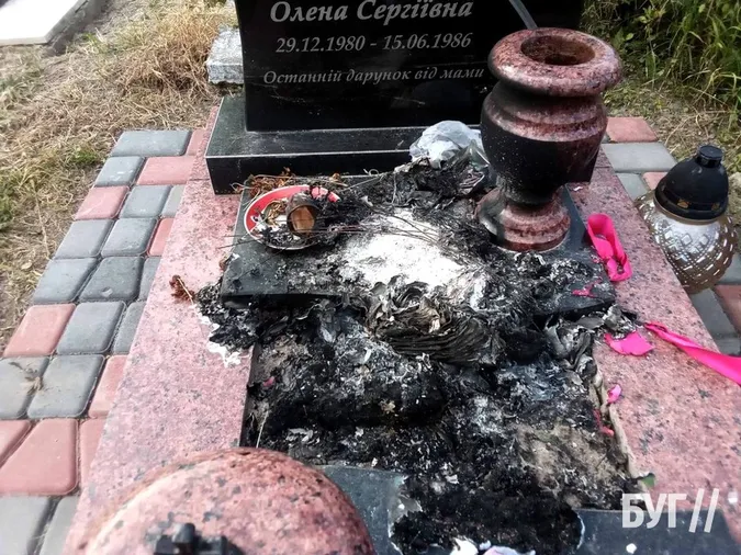 На Волині невідомі осквернили дитячу могилу: спалили на ній книгу та іграшку (фото)