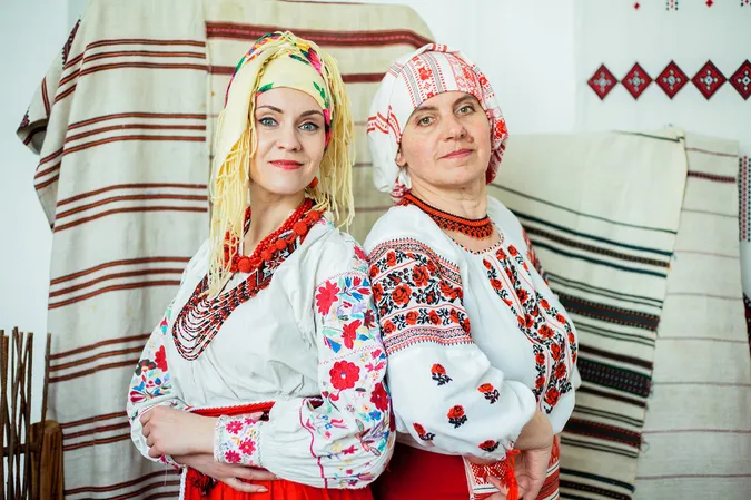 Викладачі педагогічного коледжу у Володимирі приміряли старовинні вишиті сорочки (фото)