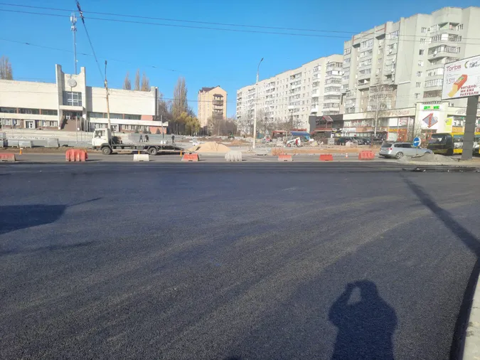 Навпроти РАЦС у Луцьку поклали верхній шар асфальту (фото, відео)