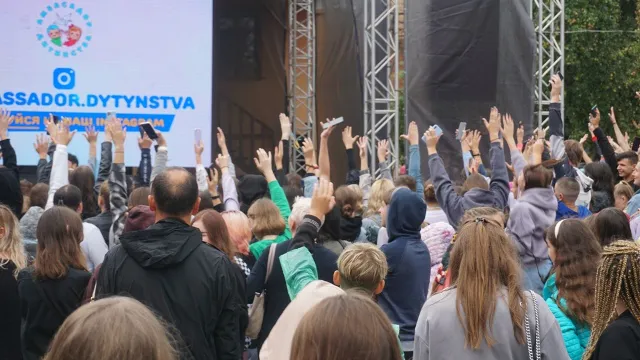 Мокрі і щасливі: у Луцькому замку – дитячий фестиваль під зливою (фото, відео)
