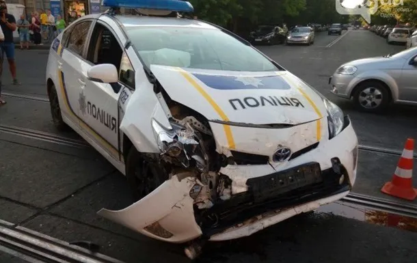 Стало відомо, скільки автомобілів розбили українські поліцейські у 2021 році