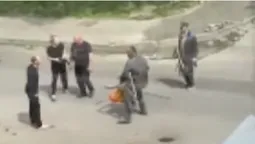 Епічна бійка: у Луцьку чоловік з ножем і палицею напав на комунальників (відео)
