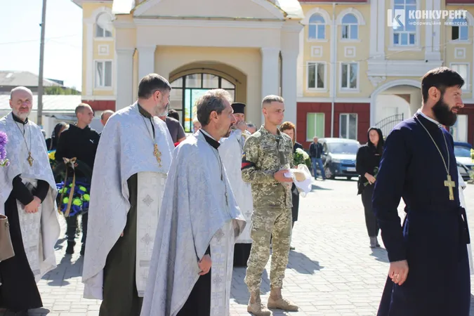 Знову похорон: Луцьк попрощався із загиблим захисником Віталієм Степанишеним (фото, відео)