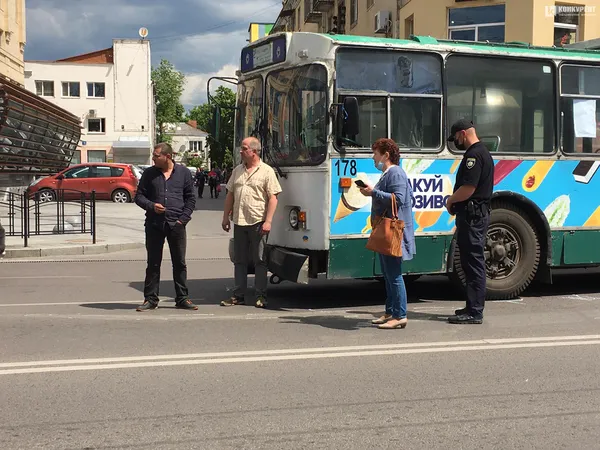 В центрі Луцька – аварія за участю тролейбуса (фото)