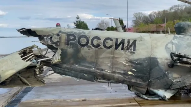 З Київського моря витягли збитий російський бойовий вертоліт (фото, відео)