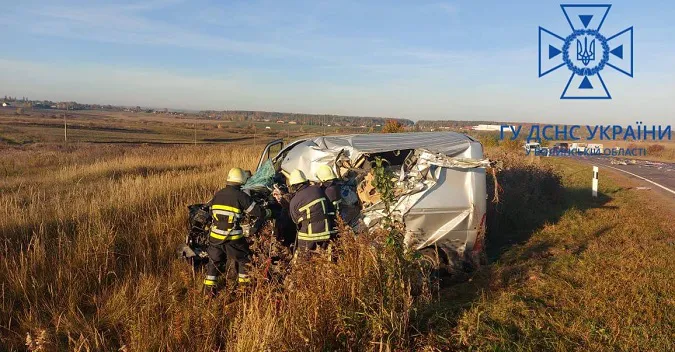 У Луцькому районі вантажівка протаранила бус – водій загинув (фото, відео)