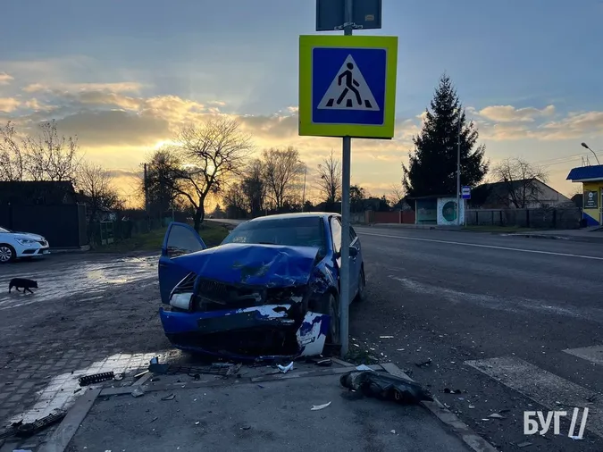 Водійку забрала «швидка»: під Володимиром зіткнулися Opel та Skoda (фото)
