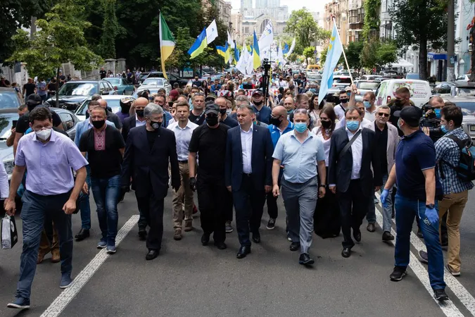 Включаючи волинян: на підтримку Порошенка під Печерський суд вийшли 10 тисяч українців
