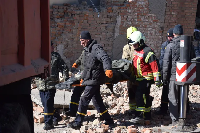 Внаслідок російського ракетного удару по телевежі в Рівному загинули 9 людей (фото)