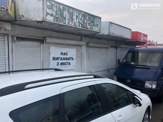 Підприємці забарикадували автомобілями Старий ринок у Луцьку (фото, відео)