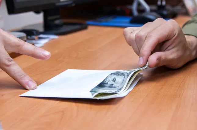 На Волині посадовець намовив директора підприємства дати хабар Держгеокадастру