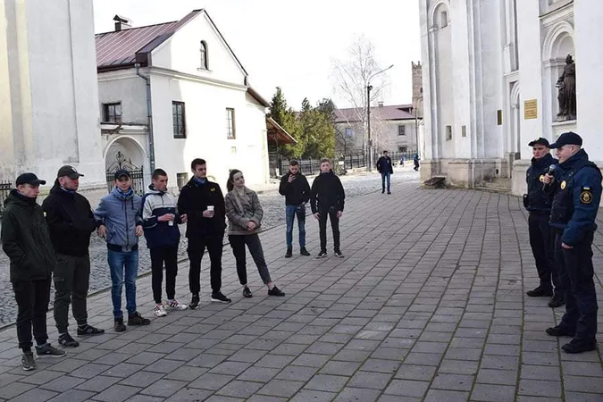 У Луцьку гвардійці та активісти позамальовували рекламу наркотиків (фото)