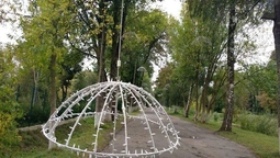 У Луцьку вітер обірвав ілюмінацію на "Алеї парасольок" (фото)