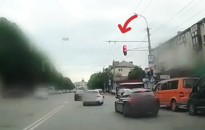 Під носом у патрульних: у Луцьку водій «ауді» проїхав на «червоний» (відео)