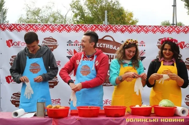 На луцькому «Фестивалі національної кухні» смакували борщ та вареники (фото)