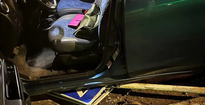 У Луцьку вночі п'яна жінка на Nissan Micro збила дорожній знак (фото, відео)