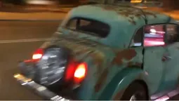 На луцьких вулицях помітили чудернацьку ретро автівку (відео)