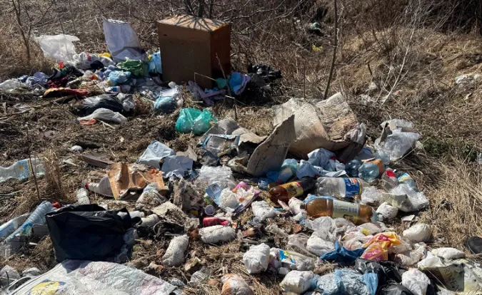 Хтось вивіз – громада розгрібає: на Цуманщині знайшли гори сміття (фото)