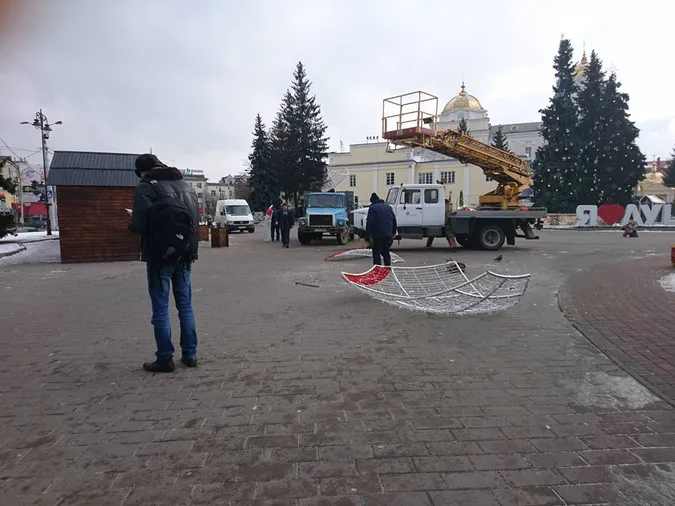 Новорічну кулю забрали з центру Луцька