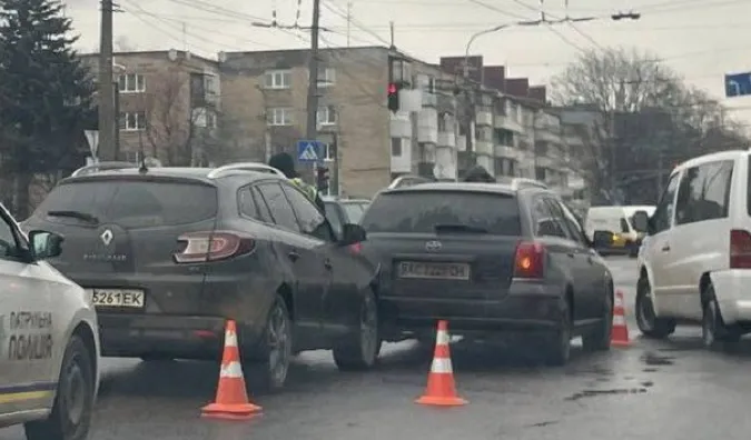 У Луцьку перед світлофором зіткнулися Renault і Toyota (фото)