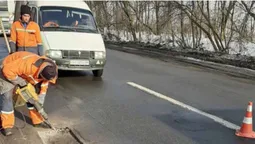 На Волині почали латати розбиті за зиму дороги (фото)