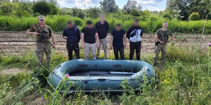 Волинянин і його спільники хотіли переплисти Тису на гумовому човні (фото)