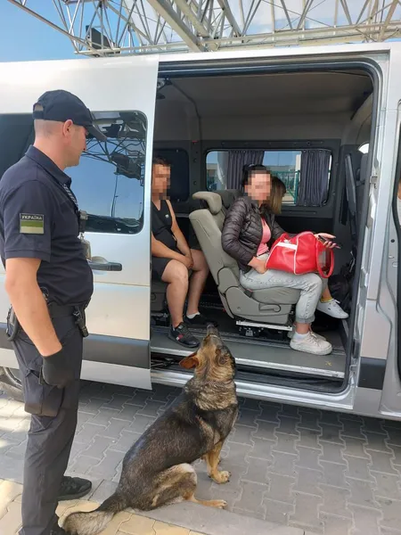 Чотирилапий прикордонник з Волині отримав відзнаку за знайдені наркотики (фото)