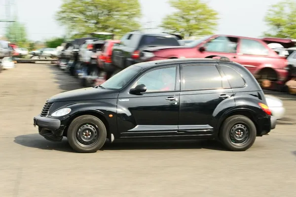 ТОП-7 автомобілів, які не варто купувати навіть за кордоном 
