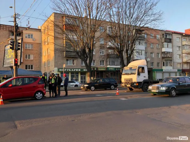 У Луцьку – ДТП: на світлофорі зіткнулися «мерседес»та вантажівка (фото)