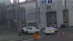 Ранкова аварія у Луцьку: автівка врізалася у стовп (фото)