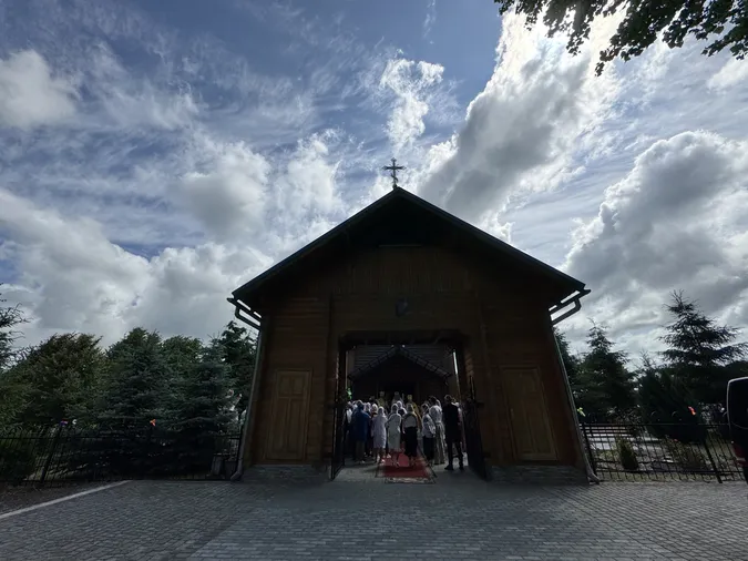 Напередодні престольного празника у церкву Апостолів Петра і Павла на Волині приїхав владика Михаїл (фото)