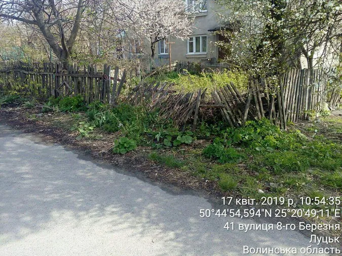 Муніципали демонтували в Луцьку занедбані паркани (фото)