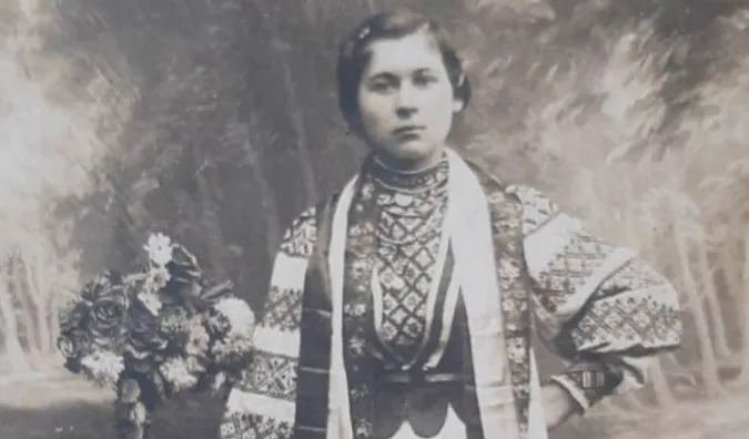 Красуня у вишитому вбранні: показали 100-літню світлину з луцького фотосалону