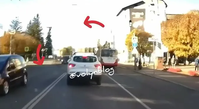 Впала на перехід: у центрі Луцька з дроту зірвало декоративну конструкцію (відео)