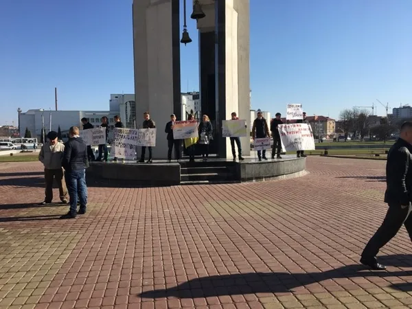 Під Волинською ОДА мітингують селяни (фото)