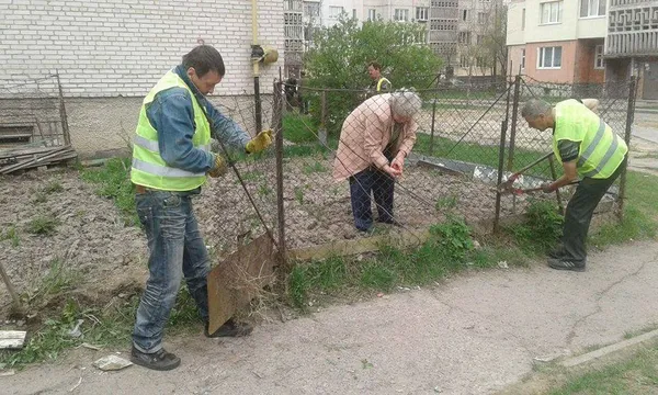 У Луцьку продовжують зносити паркани під багатоповерхівками (фото)