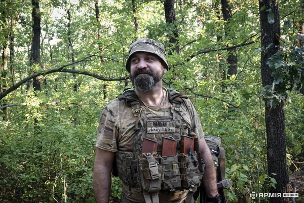 Знищує ворожі дрони звичайним автоматом: як боєць волинської «сотки» вартує небо на фронті (фото)