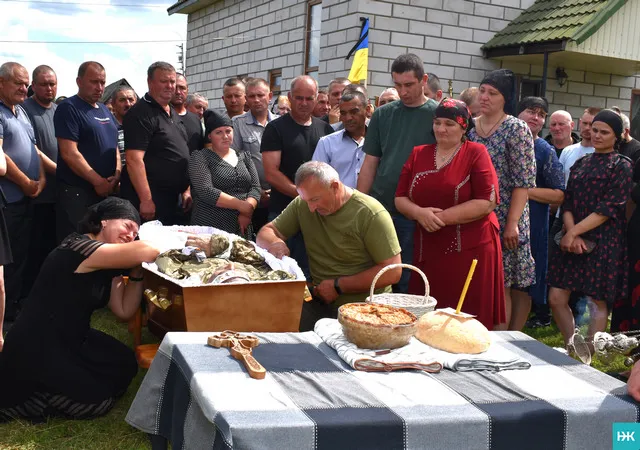У Любешівській громаді оплакували полеглого воїна Валерія Баса (фото)