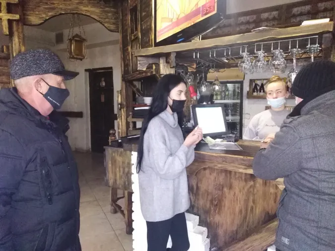 У Луцьку на дотримання протиепідемічних обмежень перевірили 18 популярних закладів (фото)