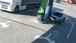 У Сирниках пʼяний дідусь врізався у заправку (відео)