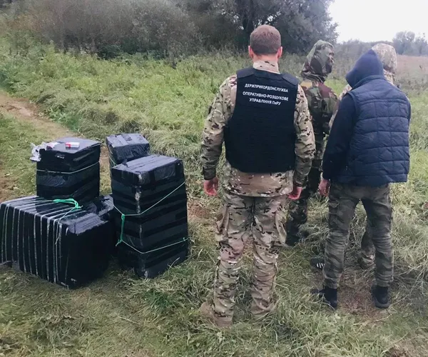 На Волині біля кордону затримали трьох контрабандистів (фото)