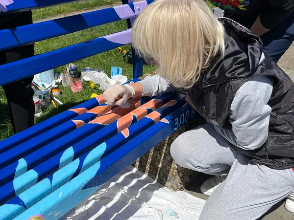 На кожній – унікальне зображення: у Ковелі розмалювали лавки (фото, відео)
