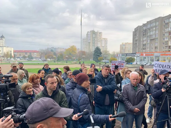 Більше грошей на ЗСУ: активісти вийшли на акцію під Волинську ОДА (фото)